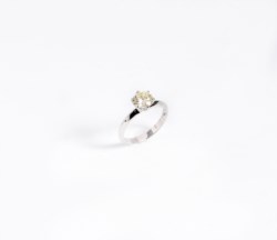 18kt white gold solitaire ring