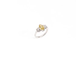 18kt white gold ring