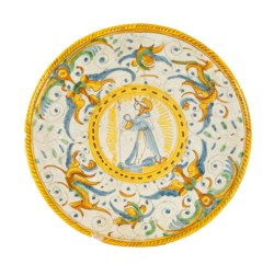 Piatto in maiolica policroma decorato con figura di San Francesco orante e racemi