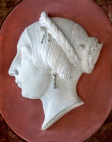 Sculptor of the XIX century - Oval chalk with high relief representing the profile of a noblewoman
