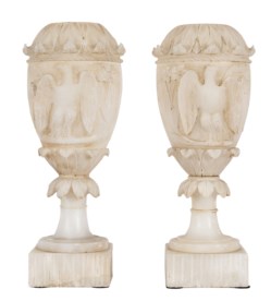 Coppia di vasi in alabastro decorati con aquile, motivi floreali e racemi